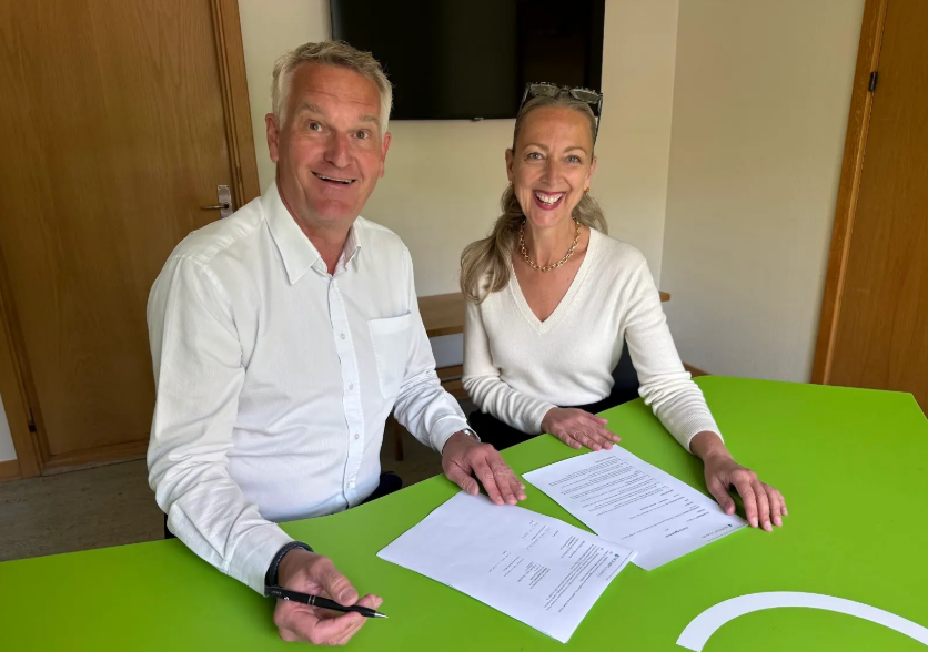 Founder and CEO of Constructive Institute, Ulrik Haagerup, and Director of Constructive Institute Asia Pacific Hub, Kate Torney, are signing the partnership agreement.